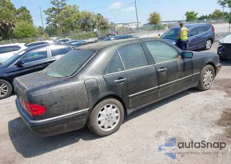 1998 Mercedes-Benz E 320 z USA, uszkodzony, nr VIN WDBJF65F9WA619247